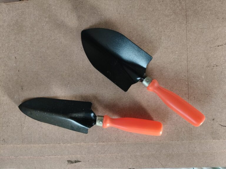 Small hand trowels for container gardening used for repotting, soil filling, and applying fertilizers in tight pot spaces without root damage